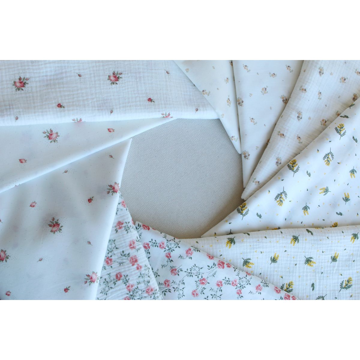 Marcelle - Double gaze coton BIO Exclusif blanc motif fleuri vert et rose Marcelle - Double gaze coton BIO Exclusif blanc motif fleuri vert et rose