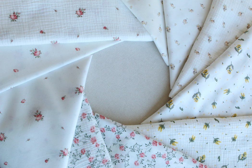 Marcelle - Double gaze coton BIO Exclusif blanc motif fleuri vert et rose