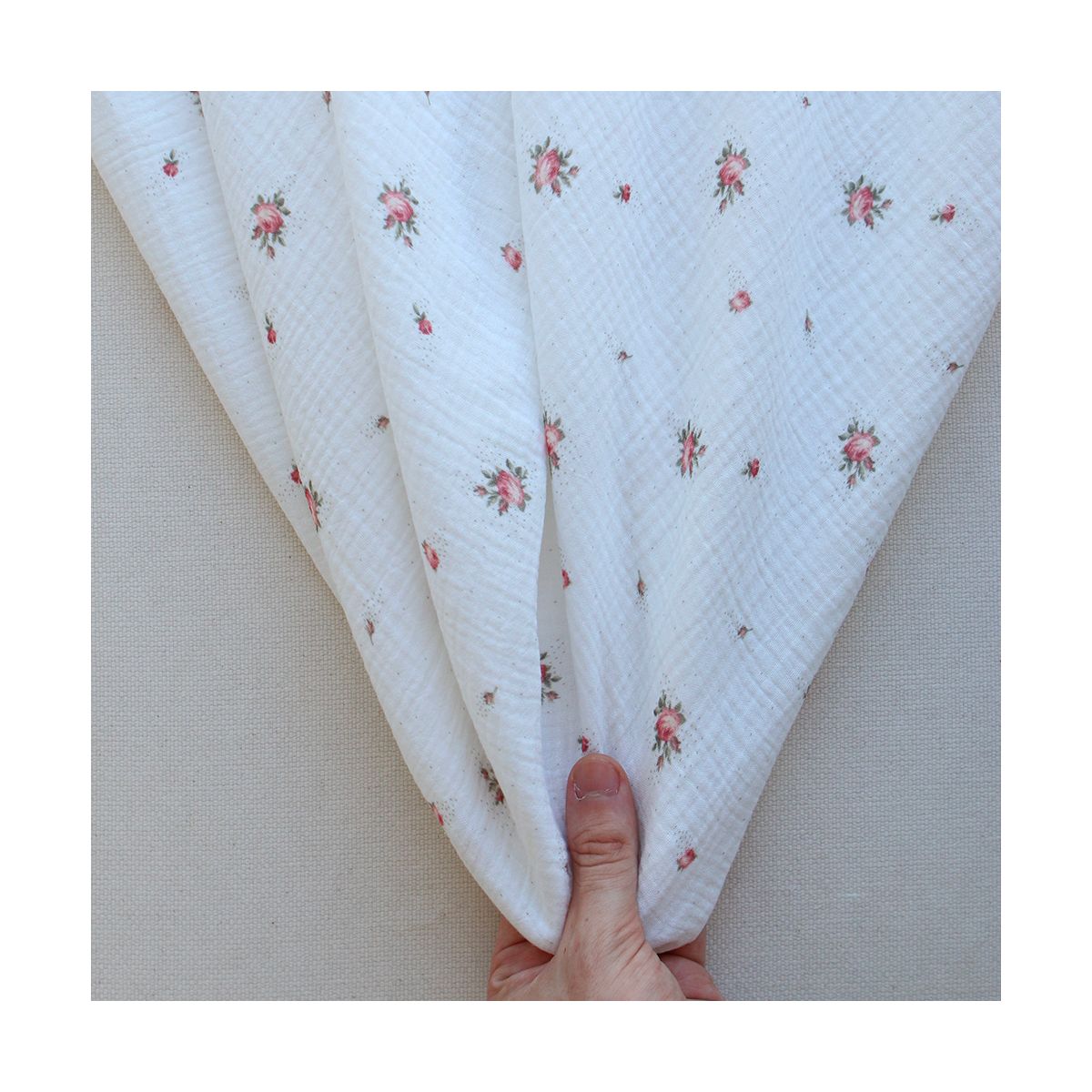 Christine - Double gaze coton BIO Exclusif blanc motif fleuri vert et rose Christine - Double gaze coton BIO Exclusif blanc motif fleuri vert et rose