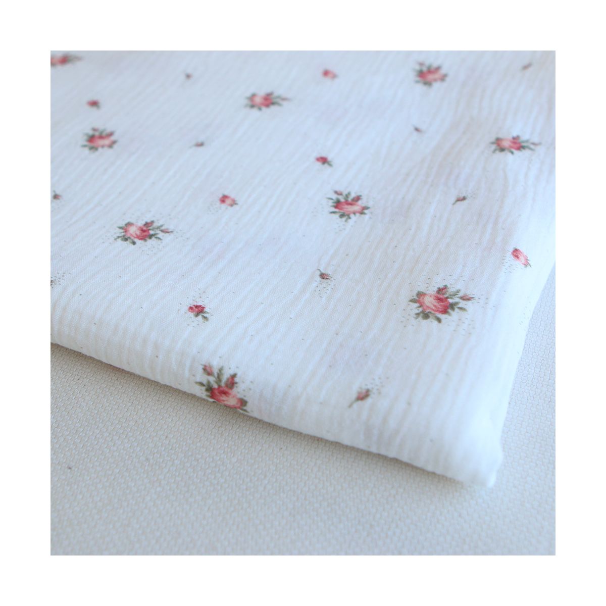 Christine - Double gaze coton BIO Exclusif blanc motif fleuri vert et rose Christine - Double gaze coton BIO Exclusif blanc motif fleuri vert et rose