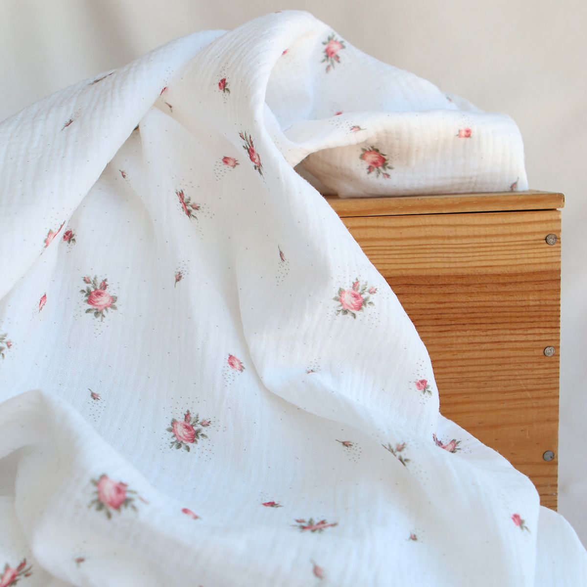 Christine - Double gaze coton BIO Exclusif blanc motif fleuri vert et rose Christine - Double gaze coton BIO Exclusif blanc motif fleuri vert et rose
