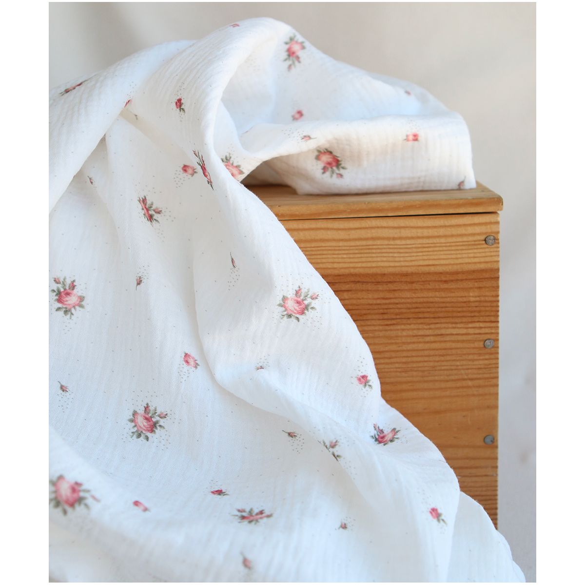Christine - Double gaze coton BIO Exclusif blanc motif fleuri vert et rose Christine - Double gaze coton BIO Exclusif blanc motif fleuri vert et rose
