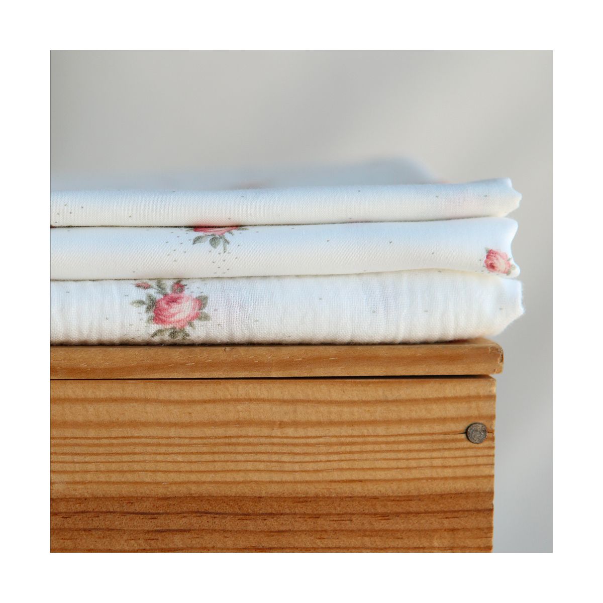 Christine - Double gaze coton BIO Exclusif blanc motif fleuri vert et rose Christine - Double gaze coton BIO Exclusif blanc motif fleuri vert et rose