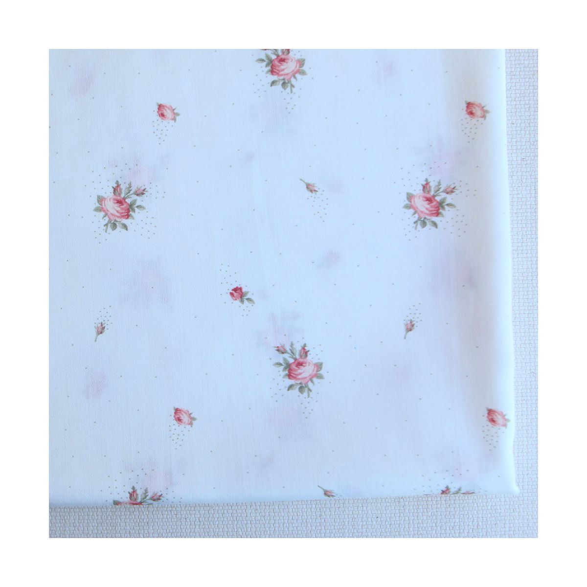 Christine - Batiste de coton douce à imprimé exclusif fleuri vert et rose Christine - Batiste de coton douce à imprimé exclusif fleuri vert et rose