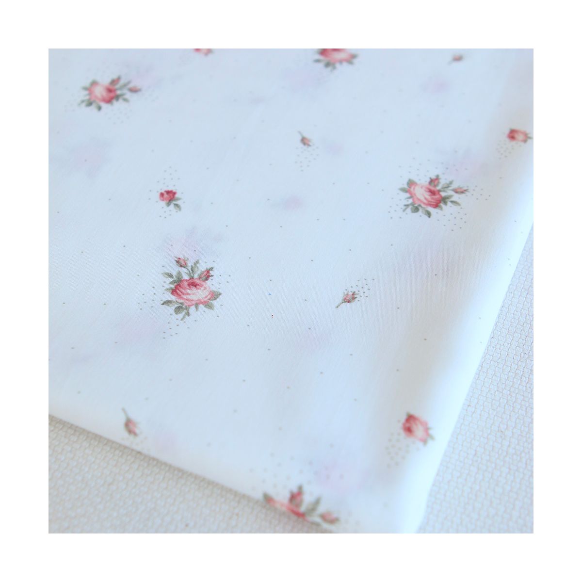 Christine - Batiste de coton douce à imprimé exclusif fleuri vert et rose Christine - Batiste de coton douce à imprimé exclusif fleuri vert et rose