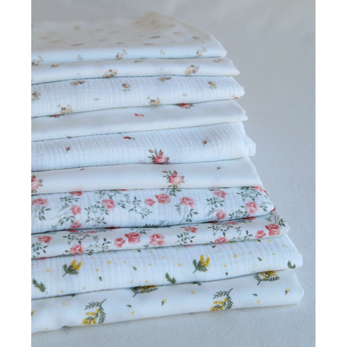Christine - Popeline douce coton BIO organique fond blanc exclusif vert et rose Christine - Popeline douce coton BIO organique fond blanc exclusif vert et rose