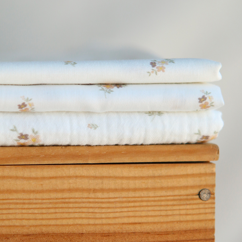 Laure - Double gaze coton BIO Exclusif blanc motif fleuri nature