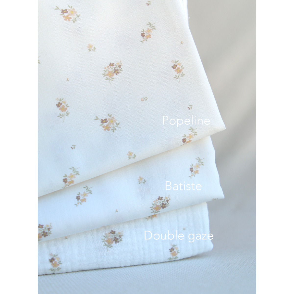 Laure - Double gaze coton BIO Exclusif blanc motif fleuri nature Laure - Double gaze coton BIO Exclusif blanc motif fleuri nature