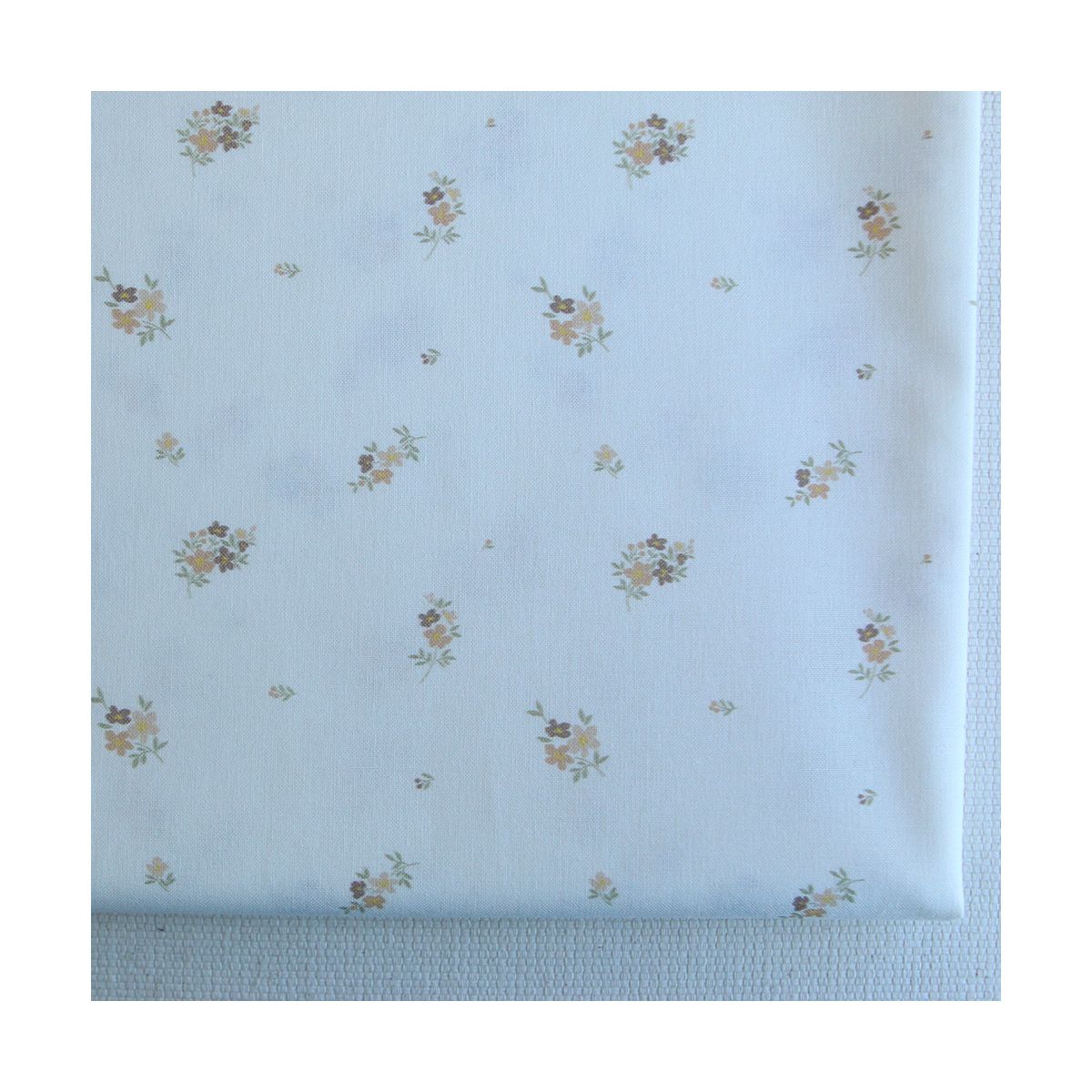 Laure - Popeline douce coton BIO organique fond blanc exclusif fleuri nature Laure - Popeline douce coton BIO organique fond blanc exclusif fleuri nature