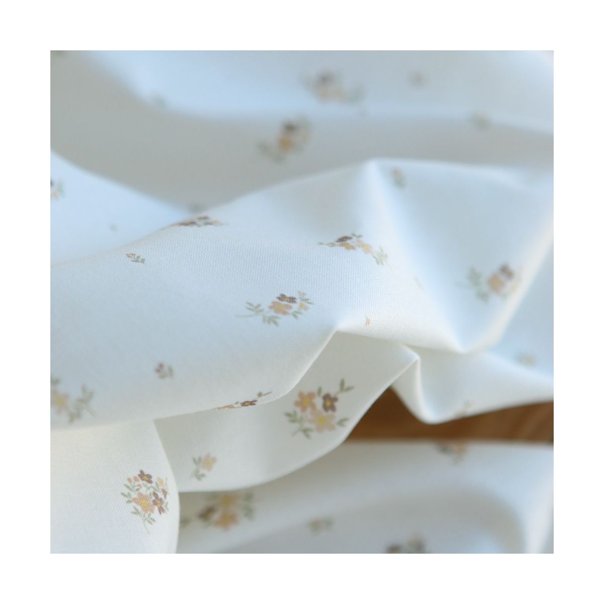 Laure - Popeline douce coton BIO organique fond blanc exclusif fleuri nature Laure - Popeline douce coton BIO organique fond blanc exclusif fleuri nature