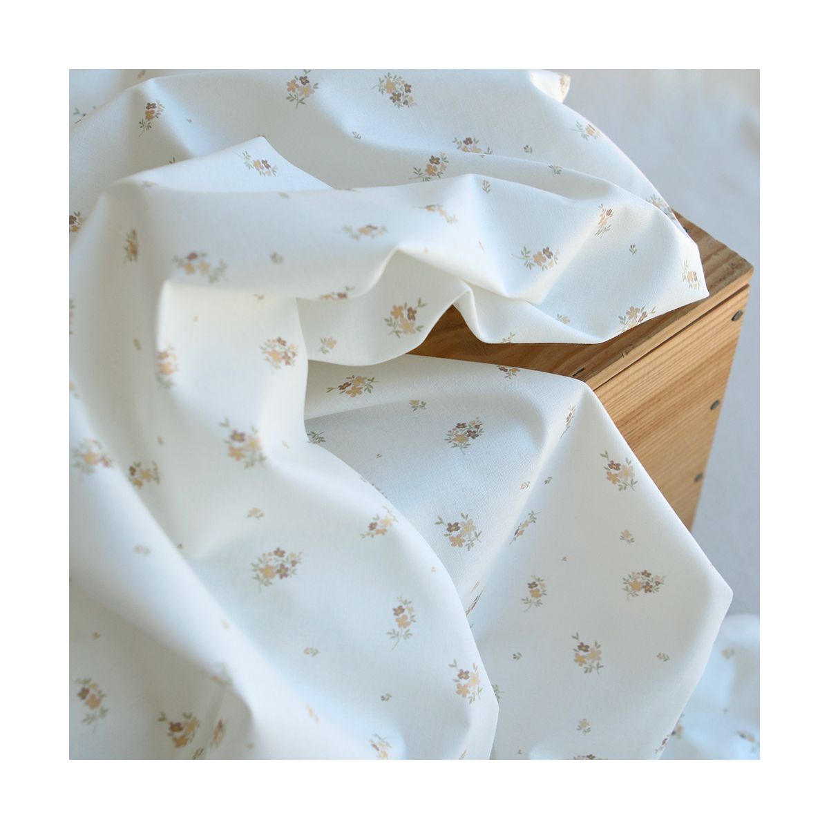 Laure - Popeline douce coton BIO organique fond blanc exclusif fleuri nature Laure - Popeline douce coton BIO organique fond blanc exclusif fleuri nature