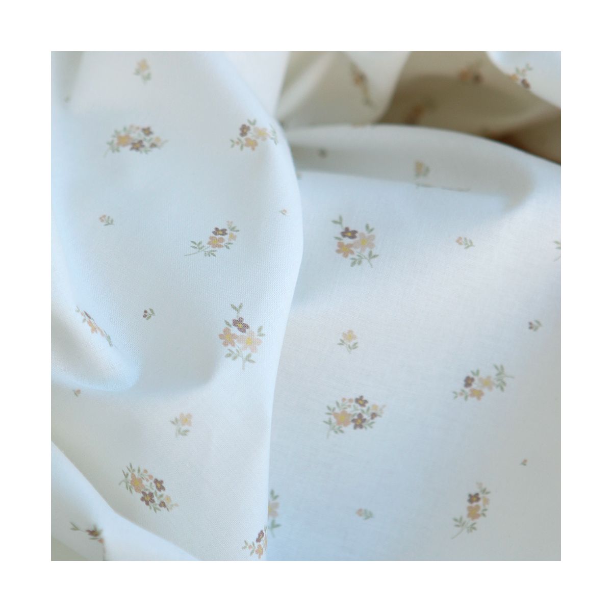 Laure - Popeline douce coton BIO organique fond blanc exclusif fleuri nature Laure - Popeline douce coton BIO organique fond blanc exclusif fleuri nature
