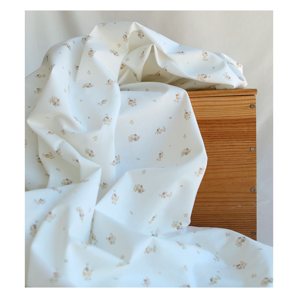 Laure - Popeline douce coton BIO organique fond blanc exclusif fleuri nature Laure - Popeline douce coton BIO organique fond blanc exclusif fleuri nature