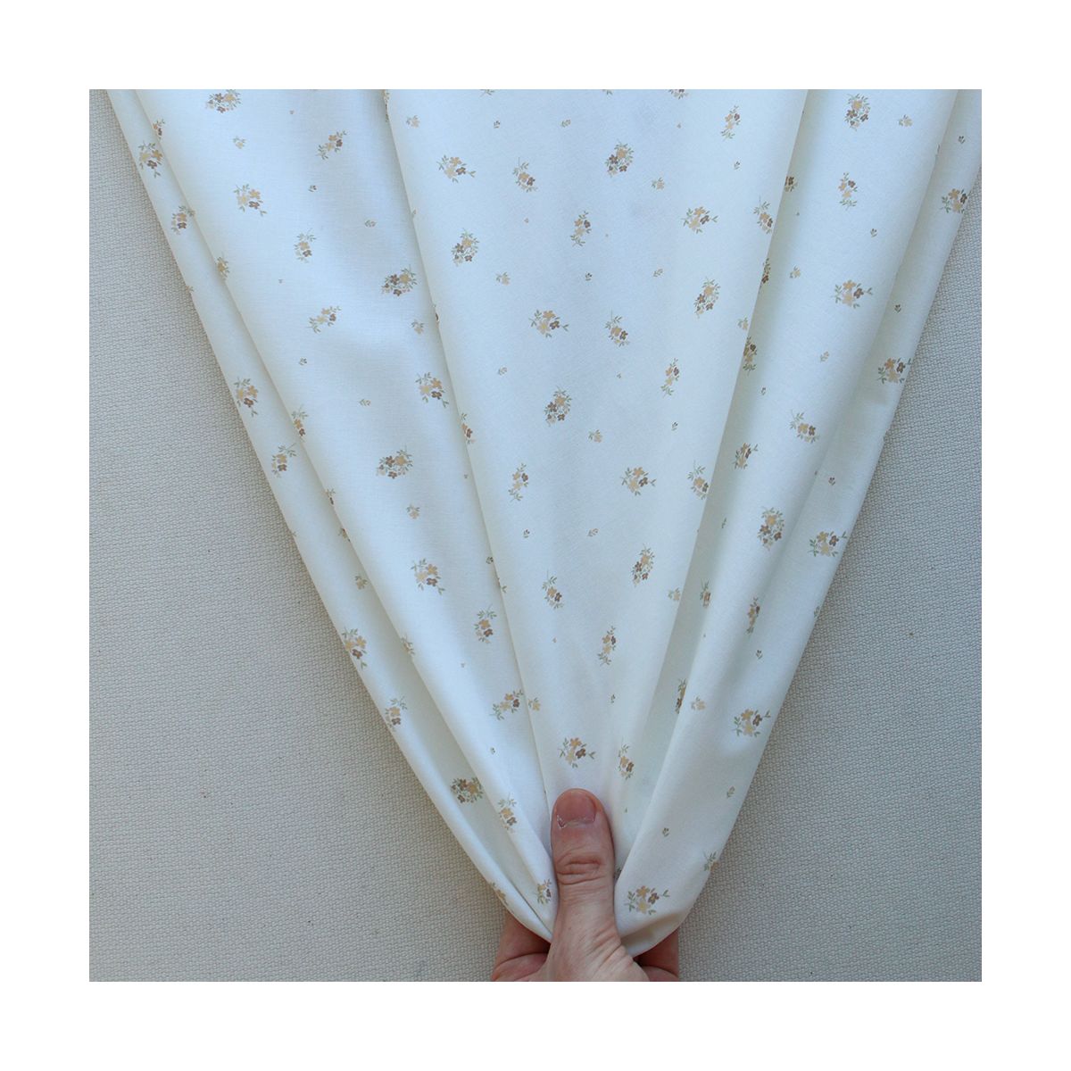 Laure - Popeline douce coton BIO organique fond blanc exclusif fleuri nature Laure - Popeline douce coton BIO organique fond blanc exclusif fleuri nature