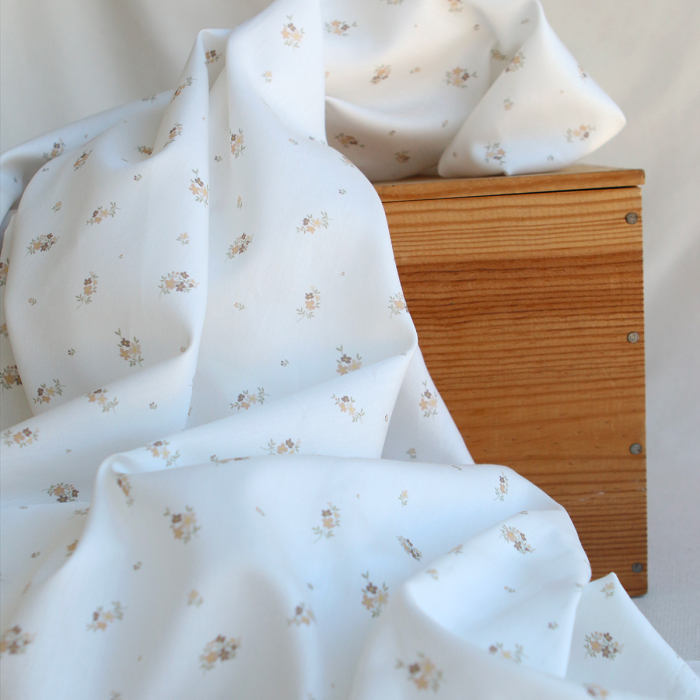 Laure - Batiste de coton douce à imprimé exclusif fleuri nature