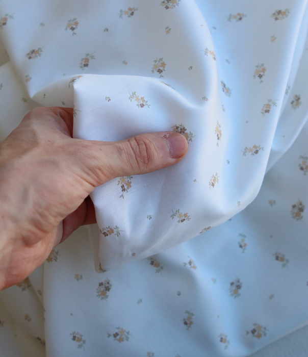 Laure - Batiste de coton douce à imprimé exclusif fleuri nature