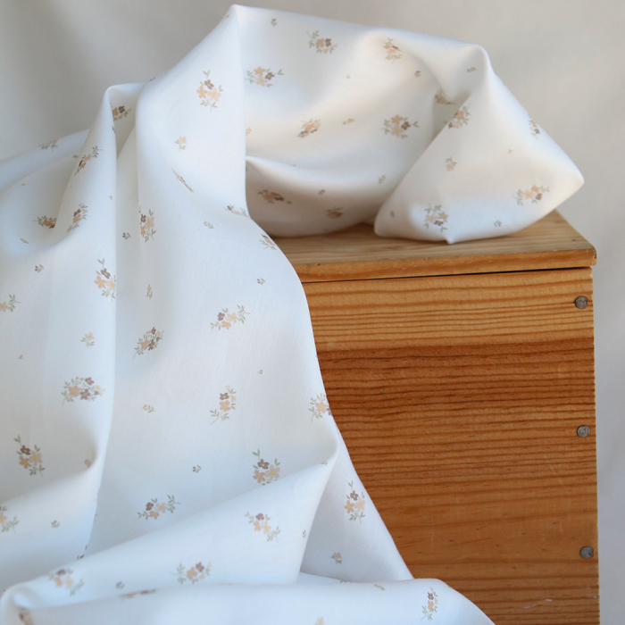 Laure - Batiste de coton douce à imprimé exclusif fleuri nature