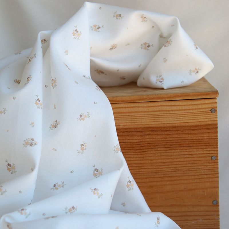 Laure - Batiste de coton douce à imprimé exclusif fleuri nature