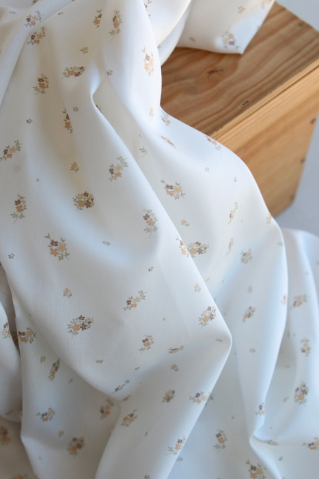 Laure - Batiste de coton douce à imprimé exclusif fleuri nature