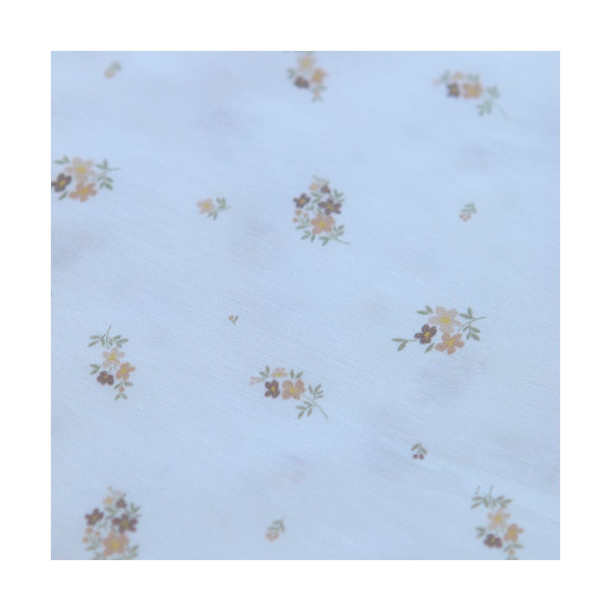 Laure - Batiste de coton douce à imprimé exclusif fleuri nature Laure - Batiste de coton douce à imprimé exclusif fleuri nature