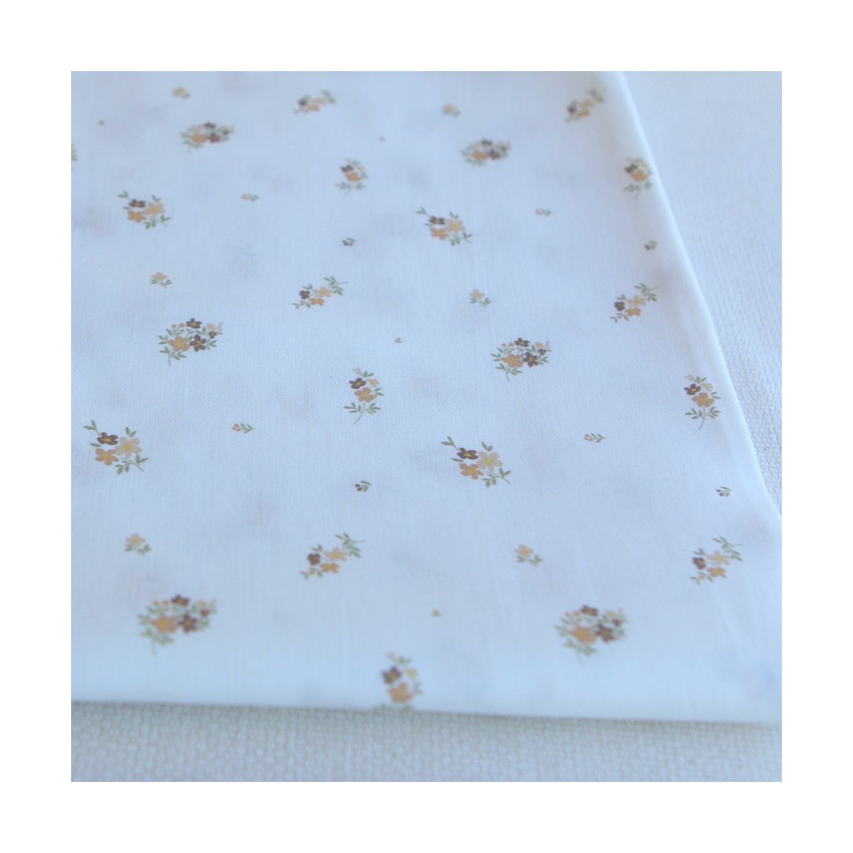 Laure - Batiste de coton douce à imprimé exclusif fleuri nature Laure - Batiste de coton douce à imprimé exclusif fleuri nature