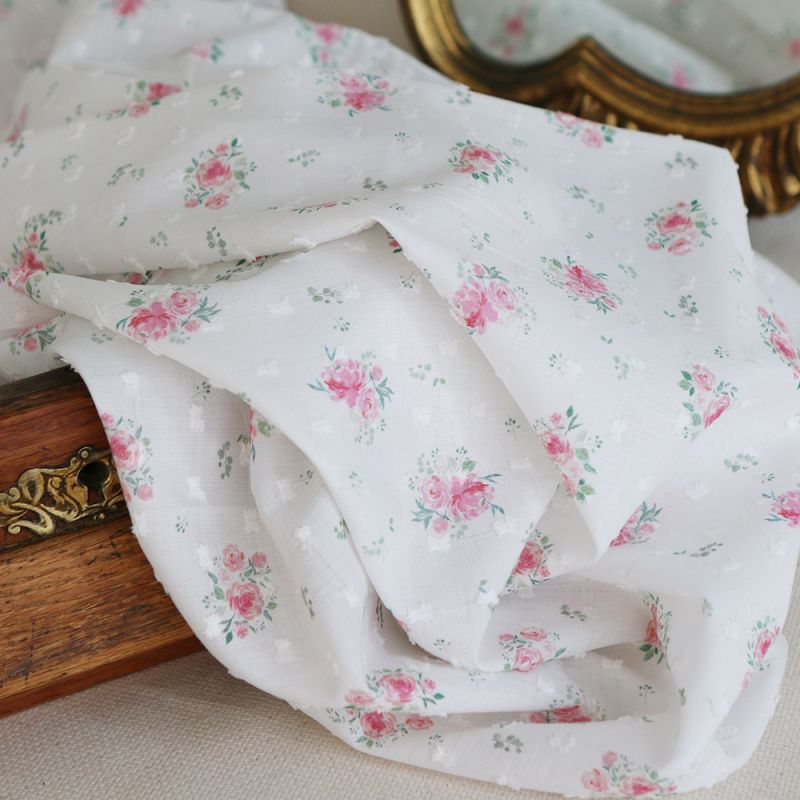 Maggie - Plumetis coton BIO fond blanc motif fleuri rose Maggie - Plumetis coton BIO fond blanc motif fleuri rose