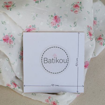 Maggie - Plumetis coton BIO fond blanc motif fleuri rose Maggie - Plumetis coton BIO fond blanc motif fleuri rose