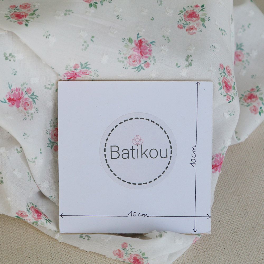 Maggie - Plumetis coton BIO fond blanc motif fleuri rose Maggie - Plumetis coton BIO fond blanc motif fleuri rose