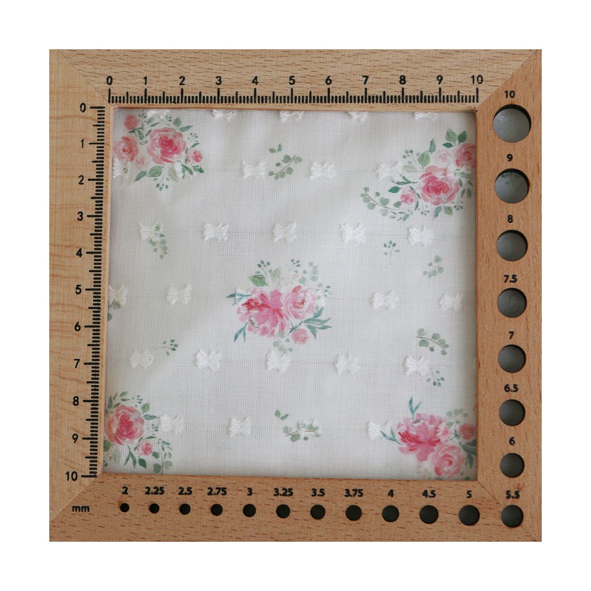 Maggie - Plumetis coton BIO fond blanc motif fleuri rose Maggie - Plumetis coton BIO fond blanc motif fleuri rose