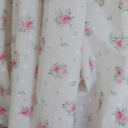 Maggie - Plumetis coton BIO fond blanc motif fleuri rose Maggie - Plumetis coton BIO fond blanc motif fleuri rose