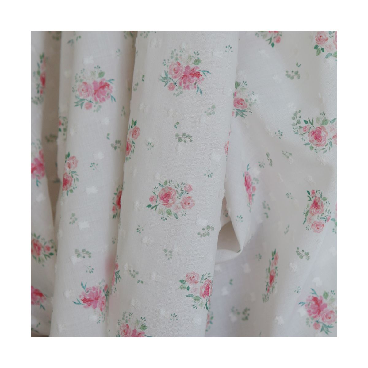 Maggie - Plumetis coton BIO fond blanc motif fleuri rose Maggie - Plumetis coton BIO fond blanc motif fleuri rose