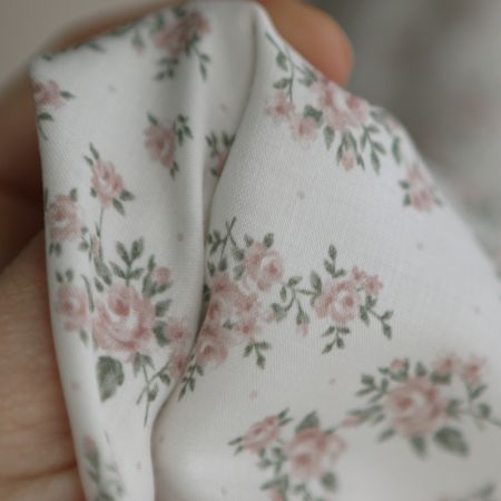 Lilou - Batiste de coton douce à imprimé exclusif fleuri vert et rose Lilou - Batiste de coton douce à imprimé exclusif fleuri vert et rose