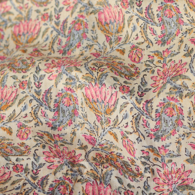 Tissu indien coton hand block traditionnel écru et touches roses Tissu indien coton hand block traditionnel écru et touches roses