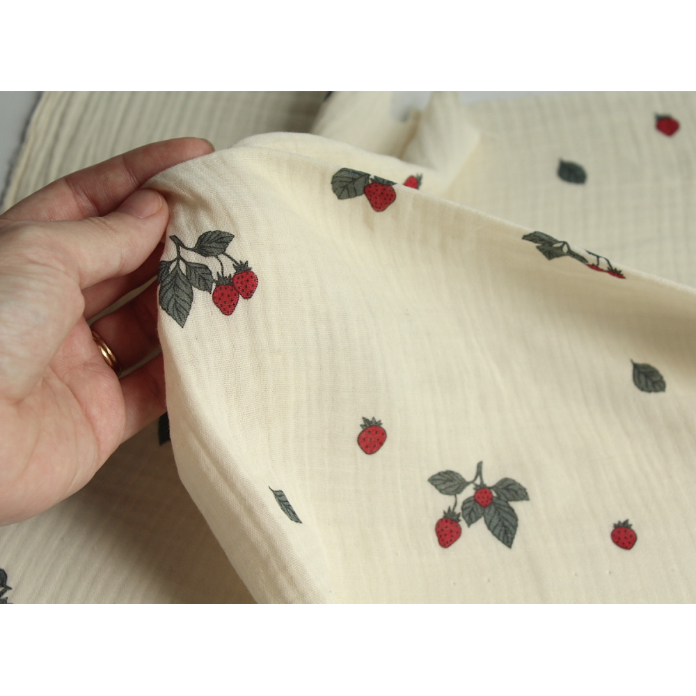 Double gaze de coton BIO écru motif exclusif fraises Double gaze de coton BIO écru motif exclusif fraises