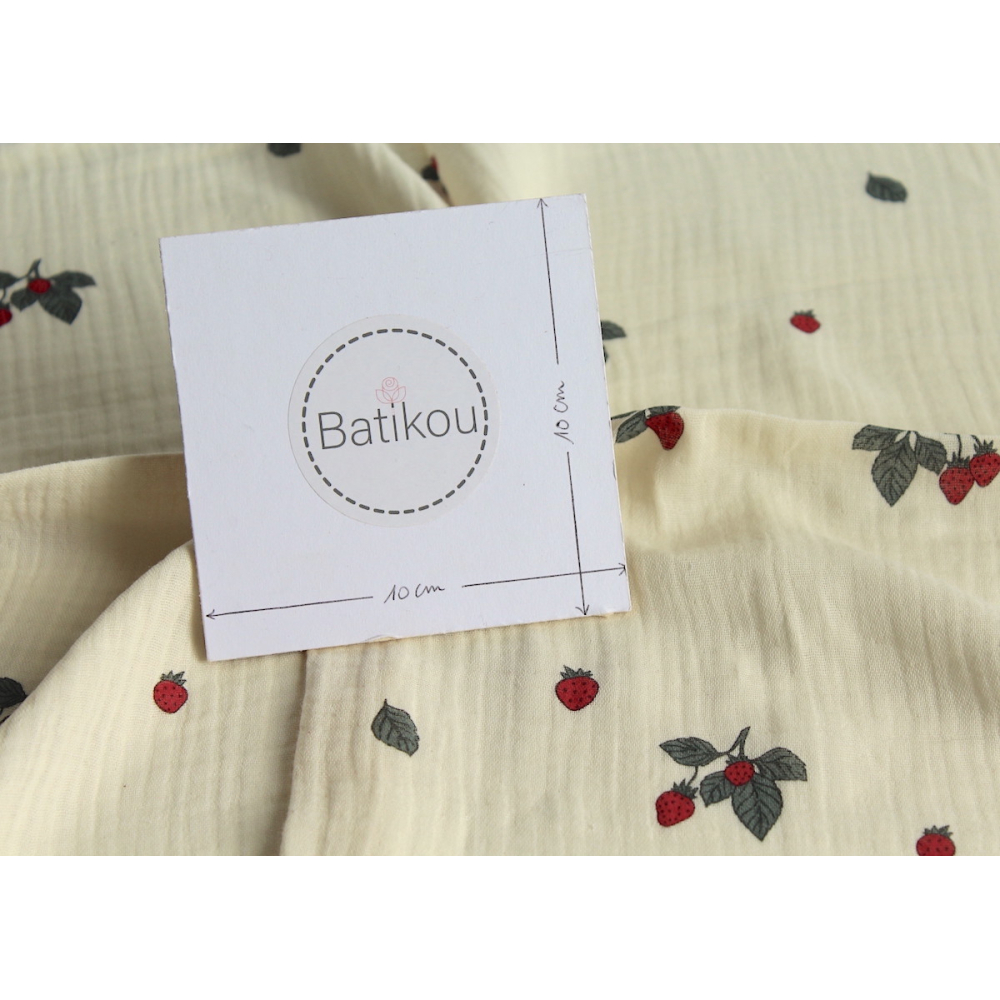 Double gaze de coton BIO écru motif exclusif fraises Double gaze de coton BIO écru motif exclusif fraises