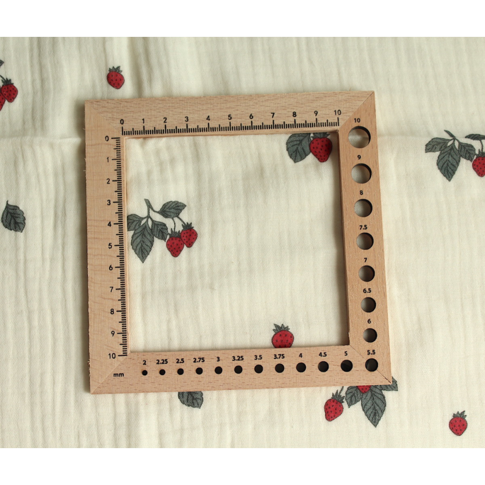 Double gaze de coton BIO écru motif exclusif fraises Double gaze de coton BIO écru motif exclusif fraises
