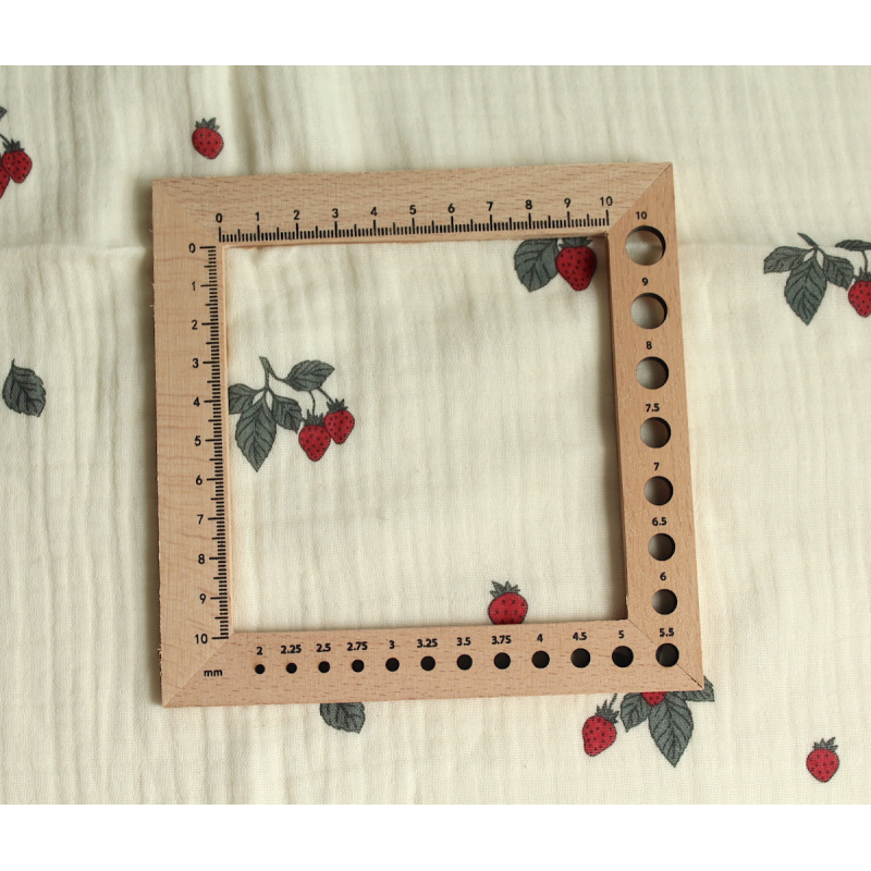 Double gaze de coton BIO écru motif exclusif fraises Double gaze de coton BIO écru motif exclusif fraises