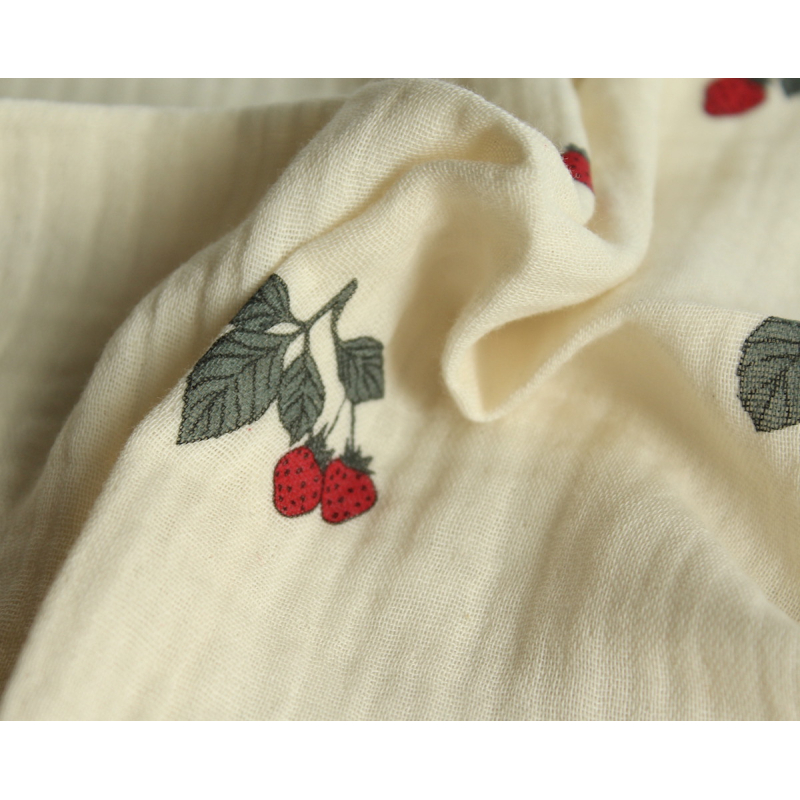 Double gaze de coton BIO écru motif exclusif fraises Double gaze de coton BIO écru motif exclusif fraises