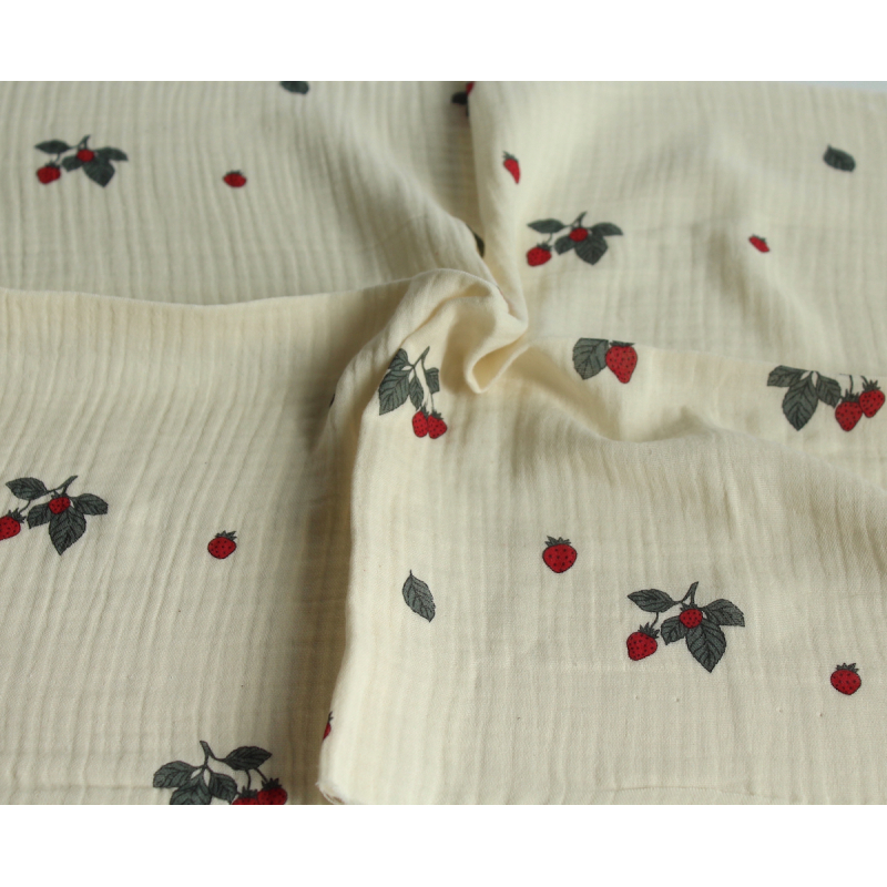 Double gaze de coton BIO écru motif exclusif fraises Double gaze de coton BIO écru motif exclusif fraises