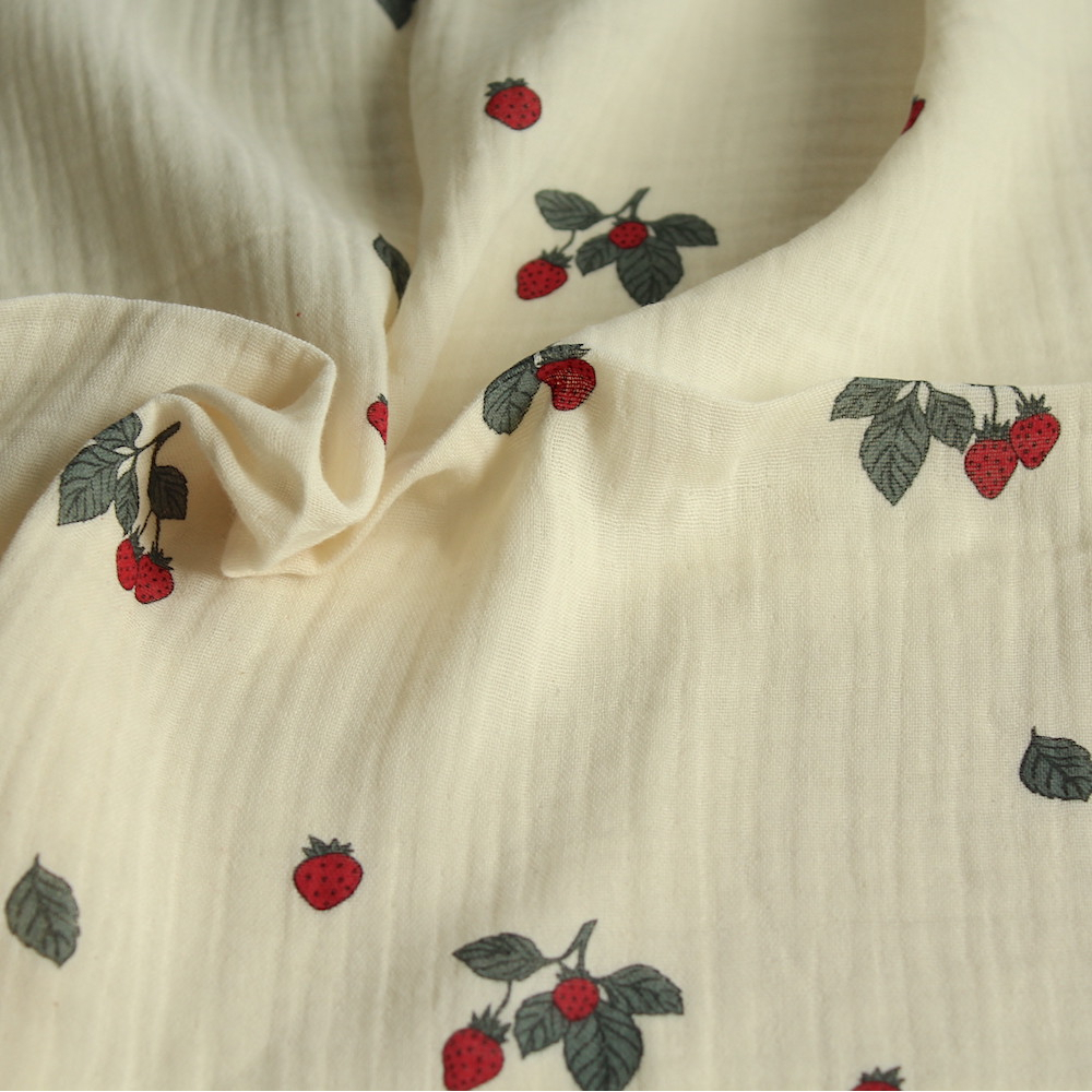 Double gaze de coton BIO écru motif exclusif fraises Double gaze de coton BIO écru motif exclusif fraises