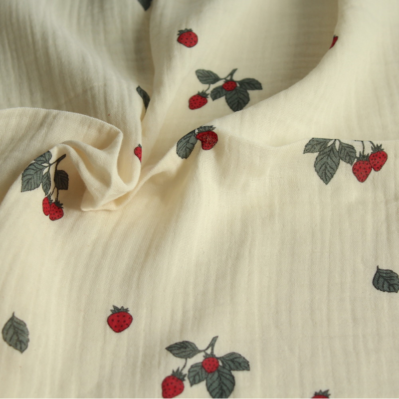 Double gaze de coton BIO écru motif exclusif fraises Double gaze de coton BIO écru motif exclusif fraises
