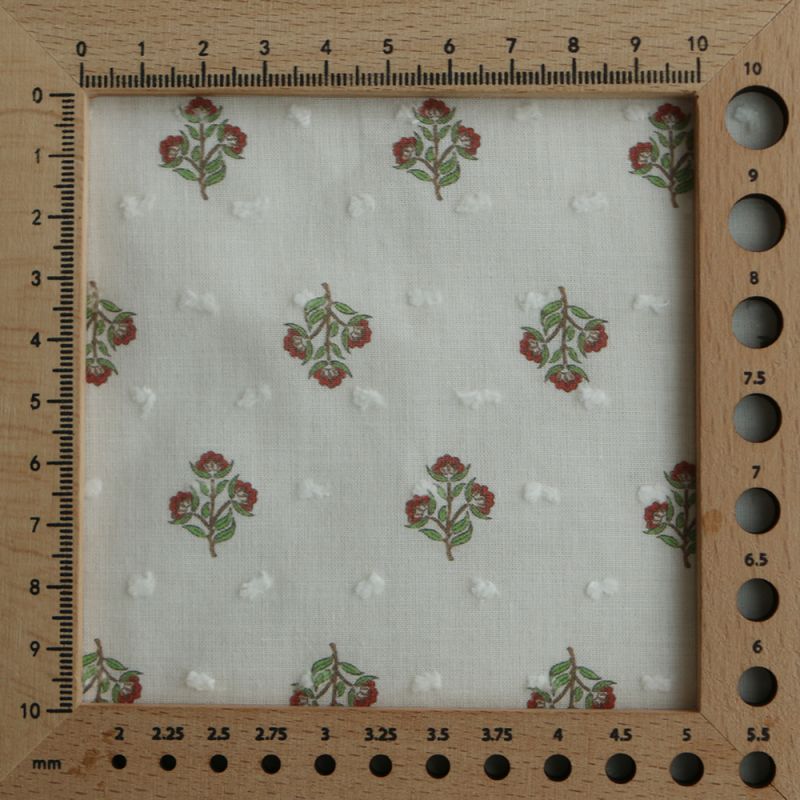 Hazel - Plumetis de coton imprimé fleuri vert et rouge Hazel - Plumetis de coton imprimé fleuri vert et rouge