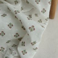 Hazel - Plumetis de coton imprimé fleuri vert et rouge Hazel - Plumetis de coton imprimé fleuri vert et rouge