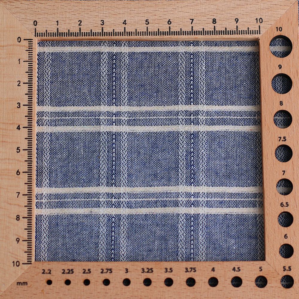 Tissu coton et viscose texturé quadrillage blanc et bleu marine