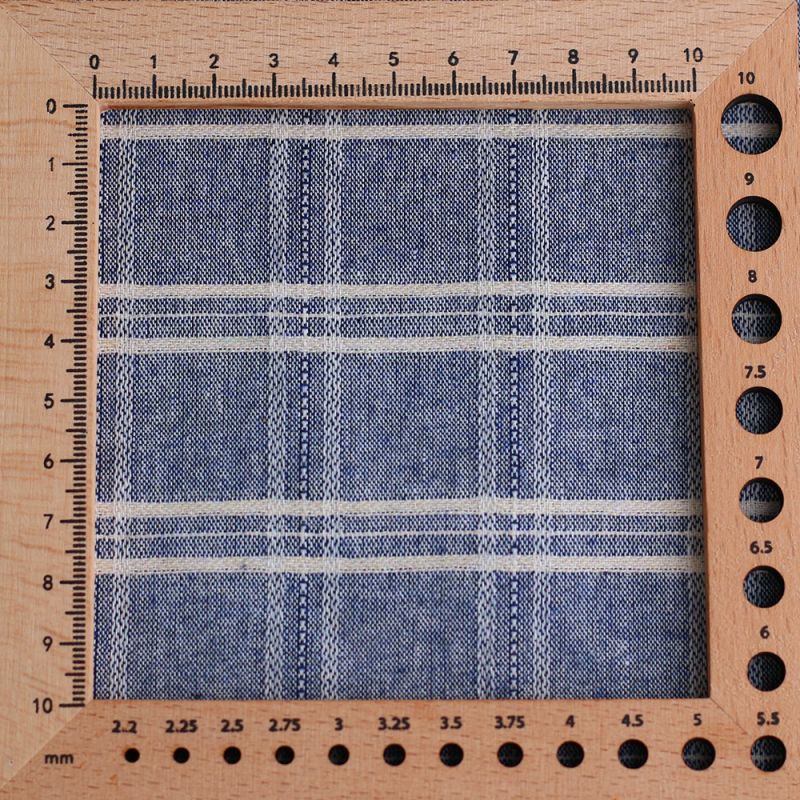 Tissu coton et viscose texturé quadrillage blanc et bleu marine