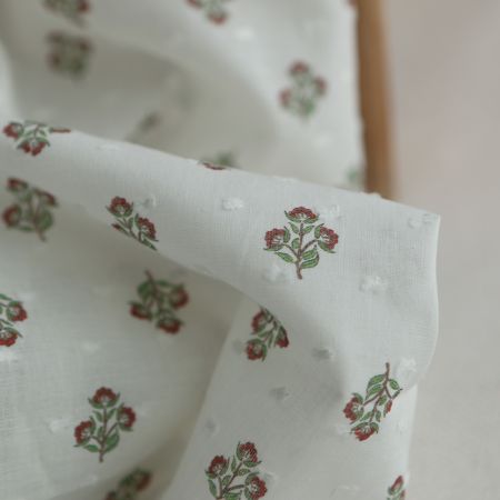 Hazel - Plumetis de coton imprimé fleuri vert et rouge Hazel - Plumetis de coton imprimé fleuri vert et rouge