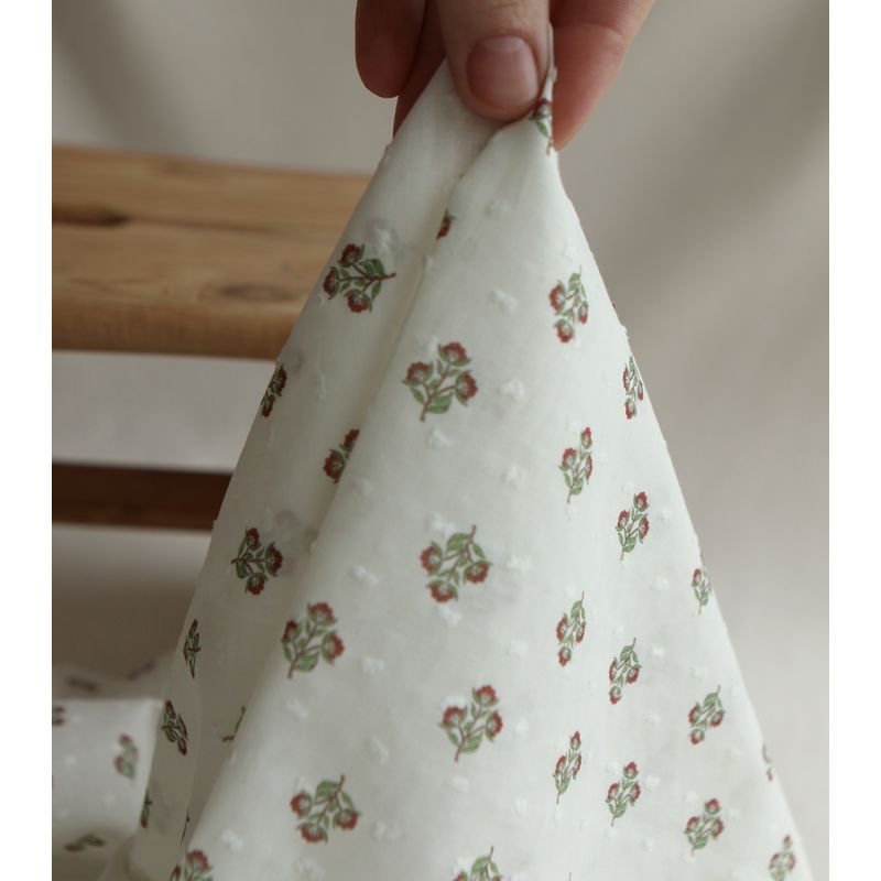 Hazel - Plumetis de coton imprimé fleuri vert et rouge Hazel - Plumetis de coton imprimé fleuri vert et rouge