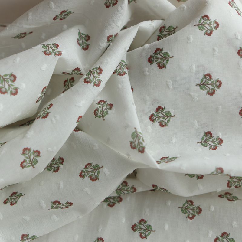 Hazel - Plumetis de coton imprimé fleuri vert et rouge Hazel - Plumetis de coton imprimé fleuri vert et rouge