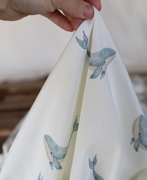 Jersey coton côtes fines à motif baleines bleu orage