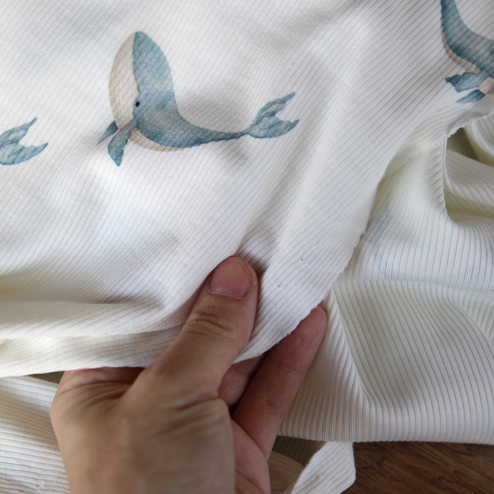 Jersey coton côtes fines à motif baleines bleu orage